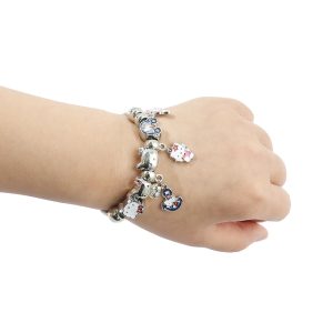 Bracelet Charms Hello Kitty en argent porté