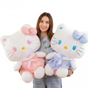 Peluche Hello Kitty 50 cm dans les bras d'une femme