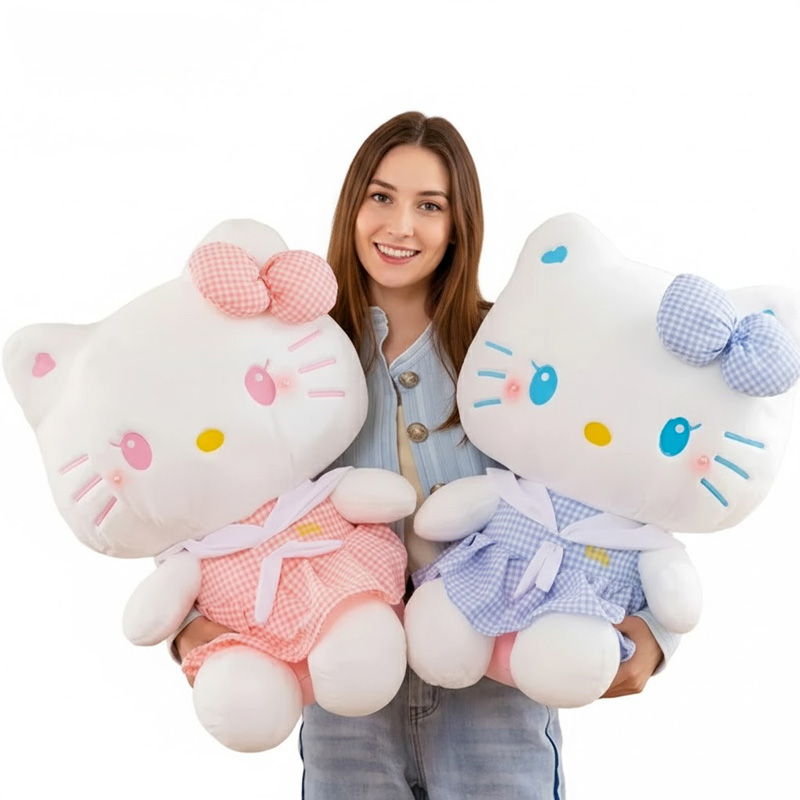 Peluche Hello Kitty 50 cm dans les bras d'une femme